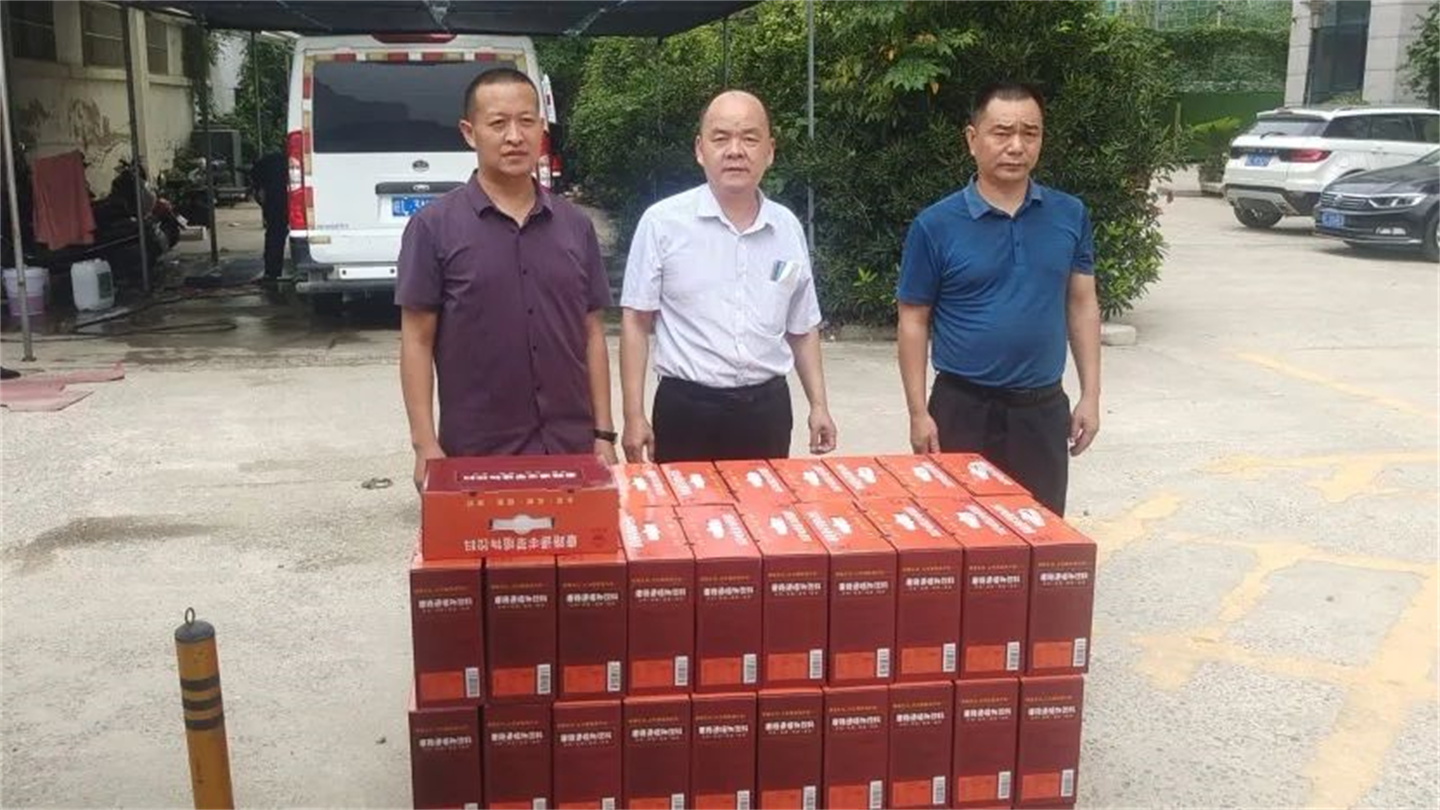 公司工會(huì )組織開(kāi)展夏季高溫“送清涼”活動(dòng)(圖6)